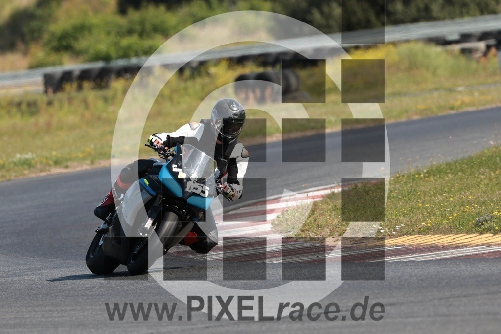 0155-20250812_12500 | Schöne Erinnerungen an spannende Momente - das festzuhalten ist unser Job. PIXELrace.de ist seit 2003 auf den Rennstrecken Europas unterwegs um die Action draußen beim Fahren und die wunderbare Stimmung imm Fahrerlager für euch einzufangen.
