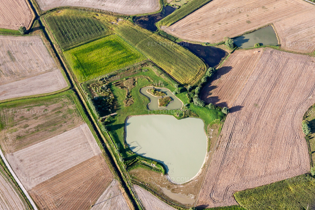 Aerial view: Canal de Lanchères in Lanchères in the state Somme, France. – Photo: IMG_70975.jpg taken on 08/24/2014 by Werner Riehm/FLY-FOTO.com – Resolution of the original: 4487 x 2991 px