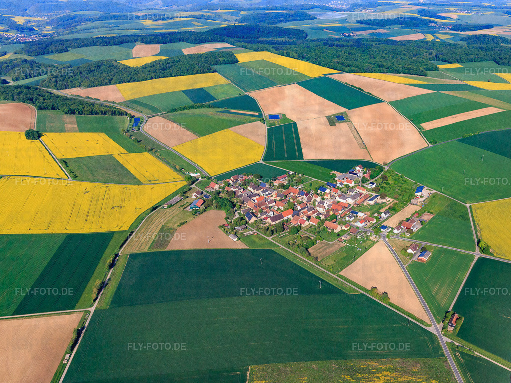 Dorfübersicht am Morgen aus Südosten | Luftbild: Dorfübersicht am Morgen aus Südosten im Ortsteil Oesfeld in Bütthard im Bundesland Bayern in Deutschland. Foto: IMG_146524.jpg vom 10.05.2025 durch Werner Riehm/FLY-FOTO.de - Realisiert mit Pictrs.com