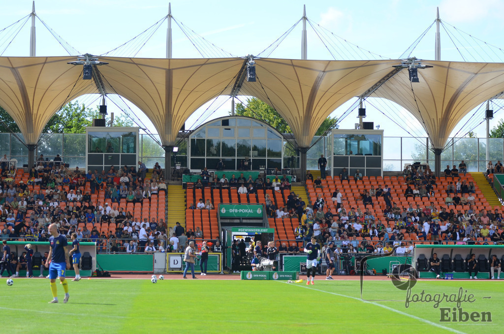 SV Atlas-Delmenhorst-Borussia Mönchengladbach | DFB-Pokal 1. Runde;SV Atlas Delmenhorst (gelb)-Borussia Mönchengladbach (schwarz) am 17.08.2025 in Oldenburg (Marschweg-Stadion), Photo: Philip Eiben 2025 - Realisiert mit Pictrs.com