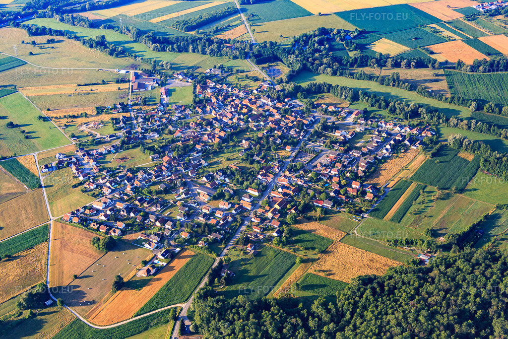 Vue aérienne: Vue de la ville depuis le nord à Forstfeld dans le département Bas Rhin, France.Photo: IMG_082912.jpg prise le 26/06/2015 par Werner Riehm/FLY-FOTO.euRésolution de l'original: 5472 x 3648 px