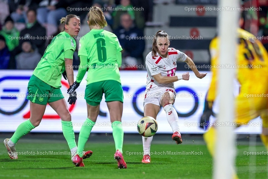 Koe07022501016 | 07.02.2025, Frauen Fußball, 1. FC Köln - VfL Wolfsburg, 1. Fußball Bundesliga, Franz-Kremer-Stadion, Saison 2024 2025: Janina Minge (VfL Wolfsburg #6) im Zweikampf gegen Dora Zeller (1. FC Köln #19)DFB regulations prohibit any use of photographs as image sequences and or quasi-video.