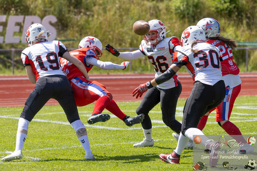 GFLW 1: German Football League Women 1: Rodgau Pioneers Ladies - Stuttgart Scorpions Sisters, 07.06.2026 | Jennifer Gerndt (Rodgau Pioneers Ladies #35) wird beim Punt von Maren Gruber (Stuttgart Scorpions Sisters #19) gehindert, Angela Daniela Luzia Kächle (Stuttgart Scorpions Sisters #86) &amp; Maria Schubert (Stuttgart Scorpions Sisters #30) &amp; .r26, Rodgau Pioneers Ladies - Stuttgart Scorpions Sisters, Rodgau, Maingau-Energie-Stadion "Am Weichsee", 7.6.2026 - Realisiert mit Pictrs.com