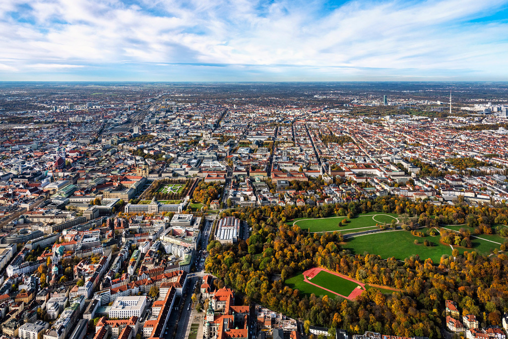 Herbstluftbild Parkanlage Englischer Garten mit Blick nach Westen im Ortsteil Altstadt-Lehel in München im Bundesland Bayern, Deutschland | MüNCHEN 07.11.2019 Herbstliche verfärbte Vegetationsansicht Parkanlage Englischer Garten mit Blick nach Westen im Ortsteil Altstadt-Lehel in München im Bundesland Bayern, Deutschland. // Autumnal discolored vegetation view park of Englischer Garten in the district Altstadt-Lehel in Munich in the state Bavaria, Germany.