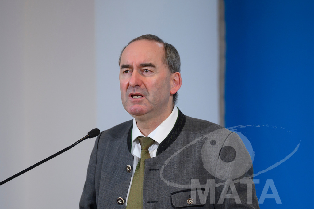 _DW04940 | Bayerns Wirtschaftsminister Hubert Aiwanger (Freie Wähler) Pressekonferenz im Lokschuppen. Rosenheim, 02.12.2025 Bayern Deutschland - Realisiert mit Pictrs.com
