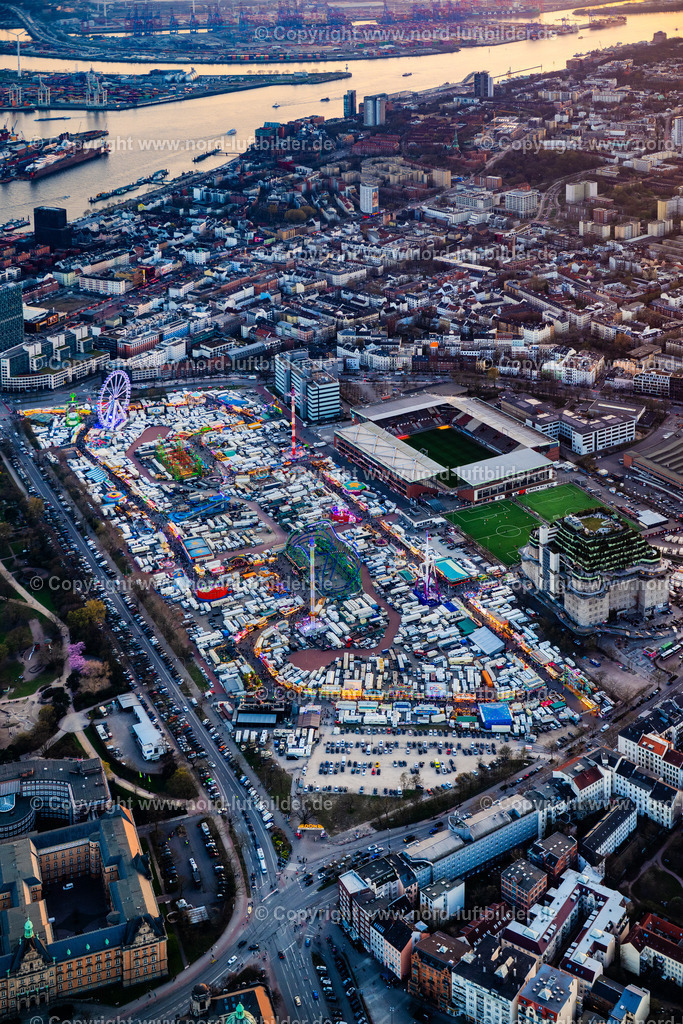 Hamburg_Dom_Sonnenuntergang_ELS_3591280325 | HAMBURG 28.03.2025 Kirmes - und Rummel- Veranstaltungsgelände des Heiligengeistfeld des Hamburger Dom am Millerntor Stadion und Messe Hamburg im Karolinenviertel in Hamburg. // Fair location Heiligengeistfeld of Hamburger Dom festival and exhibition and congress center Hamburg in the Karolinenviertel neighborhood in Hamburg, Germany. Foto: Martin Elsen