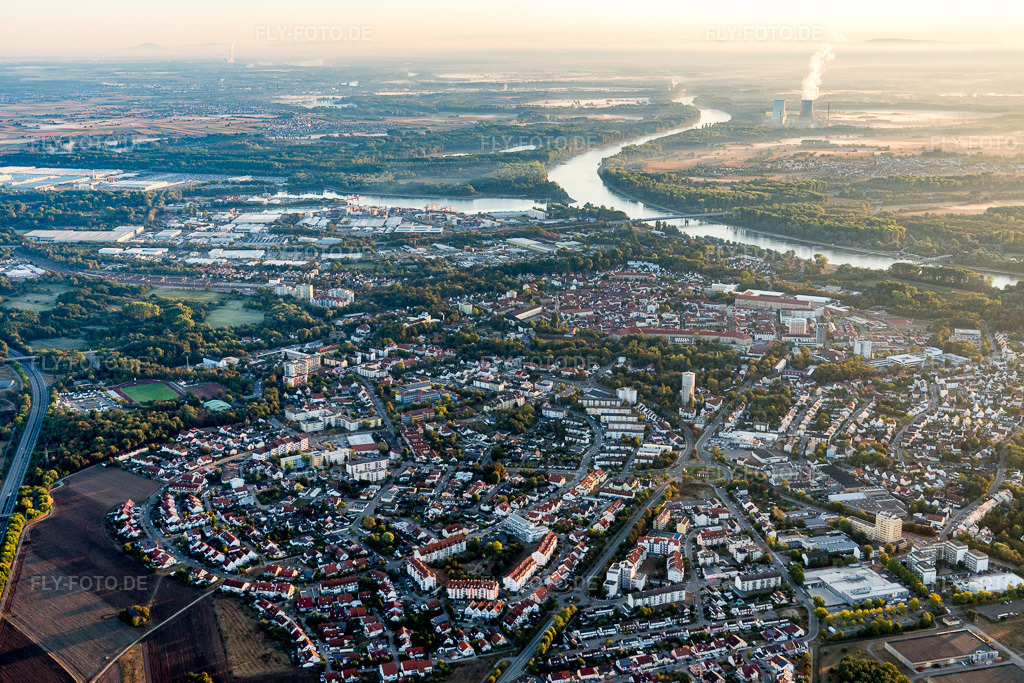 Luftbild: Stadtansicht am Ufer des Flußverlaufes des Rhein in Germersheim im Bundesland Rheinland-Pfalz in Deutschland. Foto: IMG_110828.jpg vom 08.09.2018 durch Werner Riehm/FLY-FOTO.de