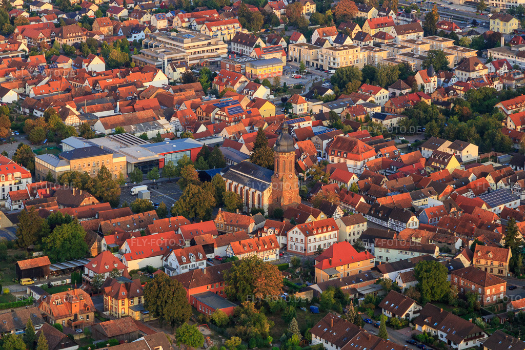 Luftbild: St. Georgskirche - Prot. Kirchengemeinde Kandel am Marktplatz mit Stadthalle in Kandel im Bundesland Rheinland-Pfalz in Deutschland. Foto: IMG_110733.jpg vom 05.09.2018 durch Werner Riehm/FLY-FOTO.deWWW.PROT-KIRCHE-KANDEL.DE