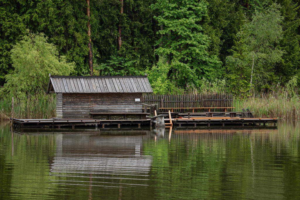 Bootshaus am See | Bootshaus an einem kleinen See in Südtirol - Realisiert mit Pictrs.com