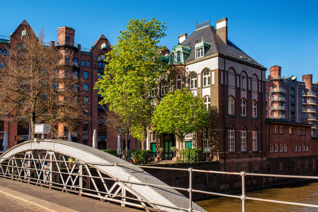 10241117 - Holländisch-Brookfleet-Brücke | Blick von der Holländisch-Brookfleet-Brücke auf das Wasserschloss in der Speicherstadt.