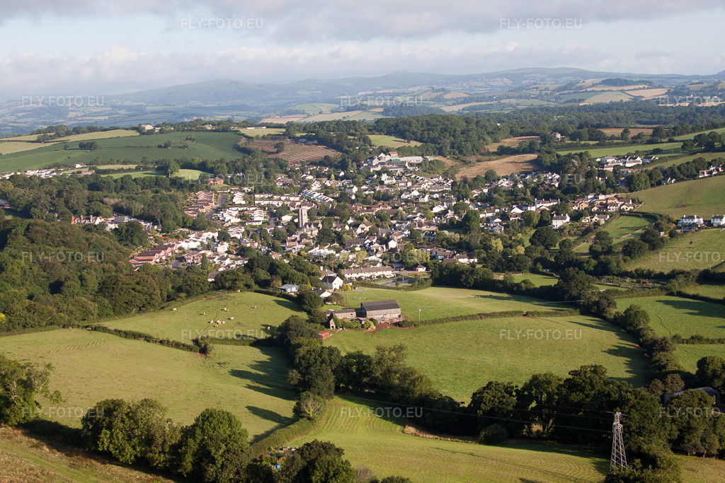 Vue aérienne: Vue de la ville à Kingskerswell dans le département Angleterre, Grande Bretagne. Photo: IMG_19721.jpg prise le 25/07/2009 par Werner Riehm/FLY-FOTO.eu – Résolution de l'original: 4752 x 3168 px