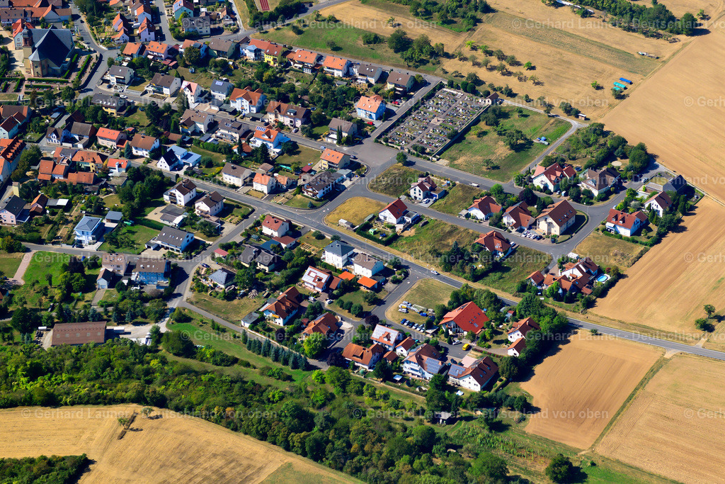 3650604 | Helmstadt 13.09.2016 Wohngebiet einer Einfamilienhaus- Siedlung am Rande von landwirtschaftlichen Feldern in Helmstadt im Bundesland Bayern, Deutschland // Single-family residential area of settlement on the edge of agricultural fields in Helmstadt in the state Bavaria, Germany Foto: Gerhard Launer
