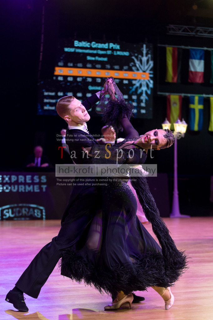 20241215_WDSF_Int_Open_Std-Riga-8875 | Tanzsportbilder, Standardtanz, Lateintanz, WDSF, DTV, LTVB, dancecomp, goc, hessen tanzt, blaues band der spree, walzer, tango, wiener walzer, slowfox, quickstepp, samba, rumba, cha-cha-cha, paso doble. jive, hd-kroft photography, turniertanzsport