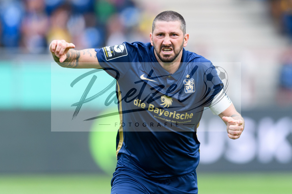 EBSTSV20210828_063 | Fussball, Herren: Sascha Moelders (TSV 1860 Muenchen) Torjubel, jubelt nach seinem Treffer zum 0:1 beim Spiel der 3. Liga zwischen Eintracht Braunschweig und TSV 1860 Muenchen im Eintracht-Stadion am 28.08.2021 in Braunschweig, Deutschland.DFB / DFL REGULATIONS PROHIBIT ANY USE OF PHOTOGRAPHS AS IMAGE SEQUENCES AND/OR QUASI-VIDEO. - Realisiert mit Pictrs.com