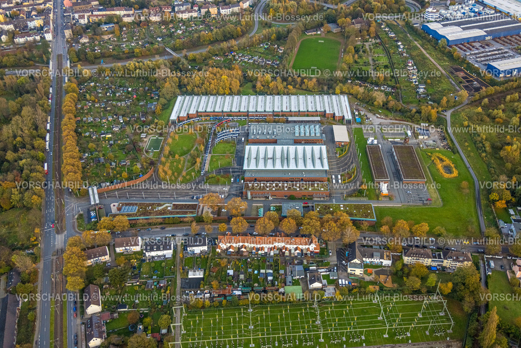 Bochum231102547 | Luftbild, BOGESTRA Betriebshof Engelsburg, Straßenbahnbetrieb und Werkstatt, Kleingartenverein Thiemannshof e.V. und Fußballplatz SV Germania Bochum-West 12/27 mit herbstlichen Laubbäumen, Kruppwerke, Bochum, Ruhrgebiet, Nordrhein-Westfalen, Deutschland