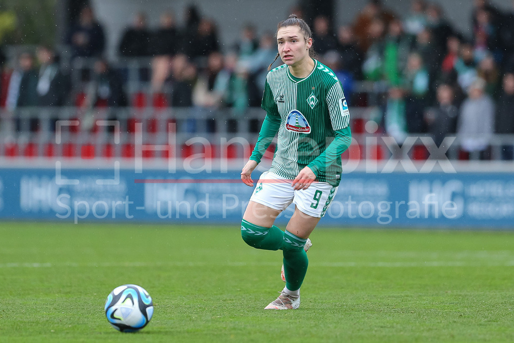 Fussball, Google Pixel Frauen-Bundesliga, RB Leipzig - SV Werder Bremen | v.li.: Sophie Weidauer (SV Werder Bremen, 9) am Ball, Freisteller, Einzelbild, Ganzkörper, Aktion, Action, Spielszene, DIE DFB-RICHTLINIEN UNTERSAGEN JEGLICHE NUTZUNG VON FOTOS ALS SEQUENZBILDER UND/ODER VIDEOÄHNLICHE FOTOSTRECKEN. DFB REGULATIONS PROHIBIT ANY USE OF PHOTOGRAPHS AS IMAGE SEQUENCES AND/OR QUASI-VIDEO.