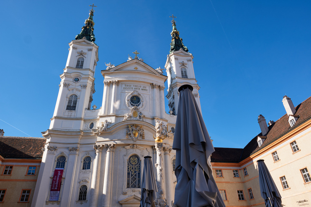 Basilika Maria Treu am Jodok-Fink-Platz | Wien, Austria - February 10, 2022: Basilika Maria Treu am Jodok-Fink-Platz. - Realisiert mit Pictrs.com