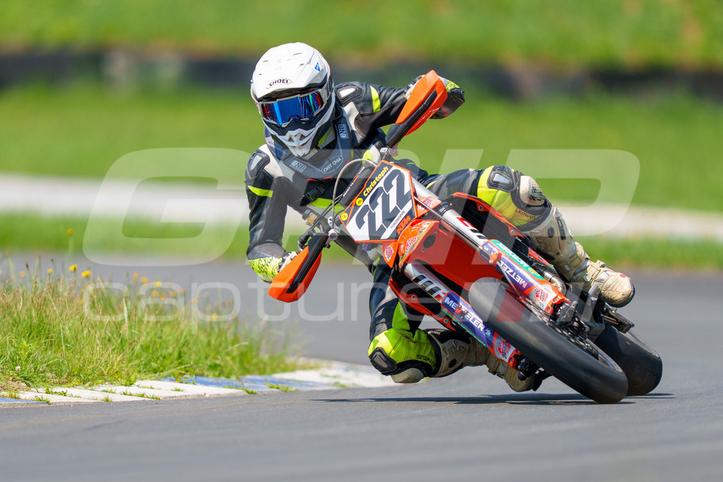 G-Cup + Supermoto Staatsmeisterschaft + Hungarian Supermoto Championship | GRIPcapture steht für authentische Sportfotografie in Österreich – für Momente, die mehr sind als Geschwindigkeit oder Ergebnis. Es geht um Emotion, Spannung, Fokus und den Augenblick, der oft nur einen Wimpernschlag dauert.Ob Motorsport, Teamsport oder 