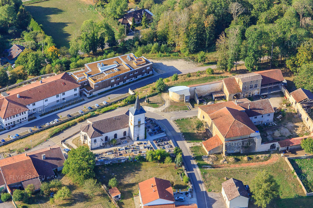 Vue aérienne: Église Saint-Martin à Dommartin-sur-Vraine dans le département Vosges, France – .Photo: IMG_118518.jpg prise le 16/09/2019 par Werner Riehm/FLY-FOTO.eu – Résolution de l'original: 5098 x 3399 px