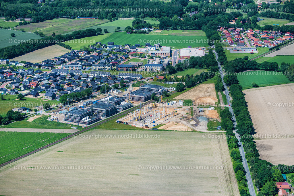 Stade_Riensförde_Bau_Bildungscampus_und_der_Sporthalle_ELS_0216030622 | STADE 03.06.2022 Neubau- Baustelle " Bildungscampus Riensförde " an der Straße Stadtweg in Stade im Bundesland Niedersachsen, Deutschland. Weiterführende Informationen bei: Hansestadt Stade,  gmp International GmbH. // New construction site " Bildungscampus Riensfoerde " on the street Stadtweg in Stade in the state Lower Saxony, Germany. Further information at: Hansestadt Stade,  gmp International GmbH. Foto: Martin Elsen