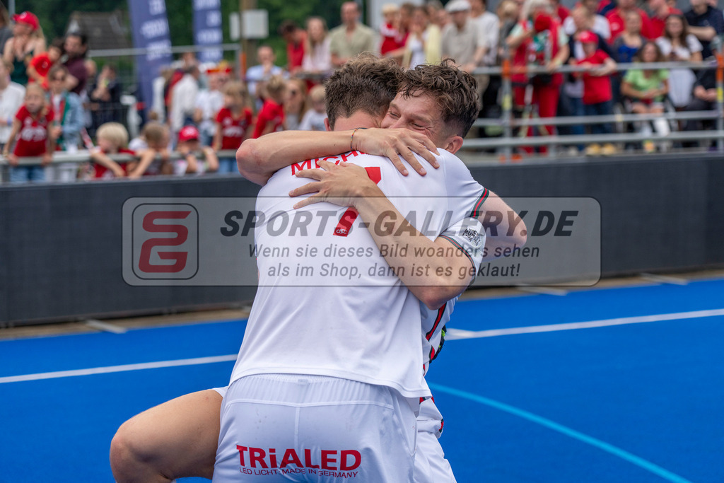 Final4_20250601-1516-HK108736 | Krefeld, Deutschland, 01.06.2025:  Feldhockey Final4 2025 – „Deutsche Feldhockey-Meisterschaften 2025“ Crefelder HTC - Rot-Weiss Köln (Finale Herren) im Gerd-Wellen-Hockeyanlage am 01.06.2025 in Krefeld, Deutschland. (Foto von Kramhöller/Fehrmann/Kaste)Krefeld, Germany, 01.06.2025: Feldhockey Final4 2025 – „Deutsche Feldhockey-Meisterschaften 2025“ Harvestehuder HTC - Düsseldorfer HC (Finale Damen) in Gerd-Wellen-Hockeyanlage at 01.06.2025 in Krefeld, Deutschland. (Foto from Kramhöller/Fehrmann/Kaste)