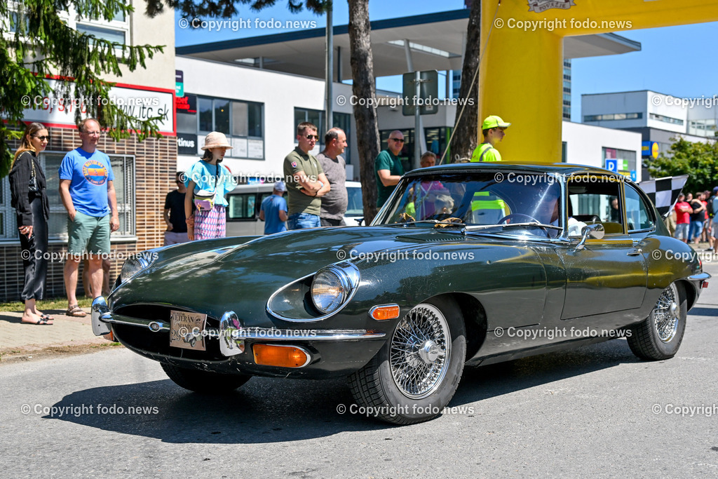 Slowakei_ Povazska Bystrica_ Veteran Tour Manin_ 14.06.2025-232 | 14.06.2025, Slowakei, SVK, Trenciansky kraj, Povazska Bystrica, im Bild Oldtimer Klub, Historische Fahrzeuge, Veteran Tour Manin, Auto, Alt, Besucher, Menschen, Feature, Symbolbild
