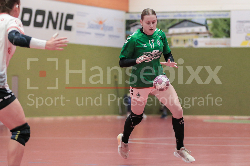 Handball, 2. Bundesliga Frauen, SV Werder Bremen - TG Nürtingen | v.li.: Meike Becker (SV Werder Bremen, 17) am Ball, Spielszene, Aktion, Action