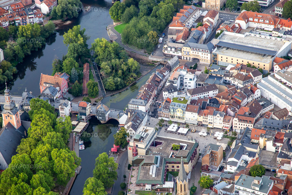 Luftbild: Alte Nahebrücke - Brückenhäuser in Bad Kreuznach im Bundesland Rheinland-Pfalz in Deutschland. Foto: IMG_138301.jpg vom 03.09.2023 durch Werner Riehm/FLY-FOTO.deTouristische Angebote in Bad Kreuznach und Bad Münster am Stein-Ebernburg