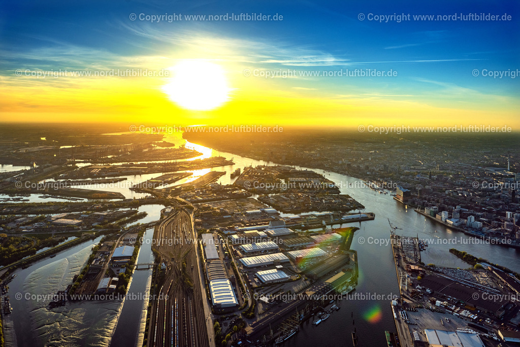 Hamburg_Hafen_Sonnenuntergang_ELS_2637300423 | HAMBURG 30.04.2023 Sonnenuntergang über dem Gewerbegebiet und Firmenansiedlung mit den Hafenanlagen am Ufer des Flußverlaufes der Nordelbe im Ortsteil Steinwerder in Hamburg, Deutschland. Weiterführende Informationen bei: Hafen Hamburg Marketing e.V. (HHM),  hamburg.de GmbH &amp; Co. KG. // Sunset over the industrial park and the settlement of companies with the port facilities on the banks of the Nordelbe river in the district Steinwerder in Hamburg, Germany. Further information at: Hafen Hamburg Marketing e.V. (HHM),  hamburg.de GmbH &amp; Co. KG. Foto: Martin Elsen