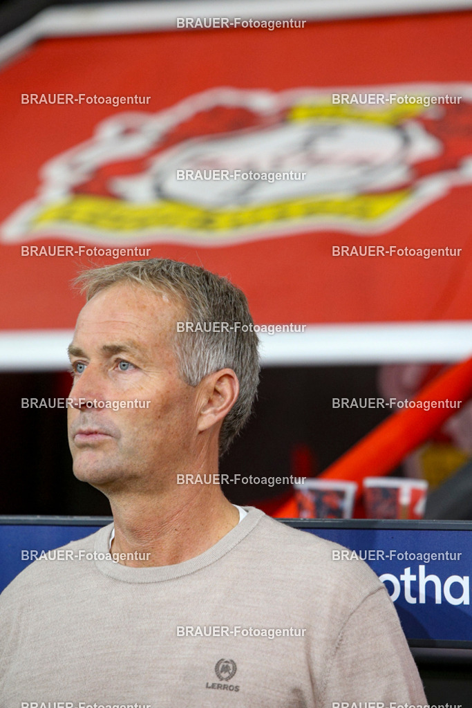 Bayer 04 Leverkusen vs Eintracht Frankfurt - Bundesliga  | Leverkusen, Deutschland, 12.09.25:   Trainer Kasper Hjulmand (Bayer 04 Leverkusen) schaut waehrend des Spiels der Bundesliga zwischen  Bayer 04 Leverkusen vs Eintracht Frankfurt in der BayArena(Foto von Brauer-Fotoagentur / Adrian Schlueter)