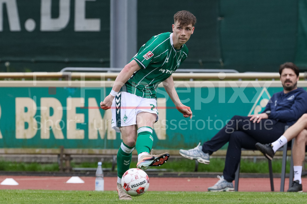 Fussball, Regionalliga Nord, SV Werder Bremen II - SSV Jeddeloh | Paul Levi Wagner (SV Werder Bremen II, 29) am Ball, Einzelbild, Ganzkörper, Aktion, Action, Spielszene