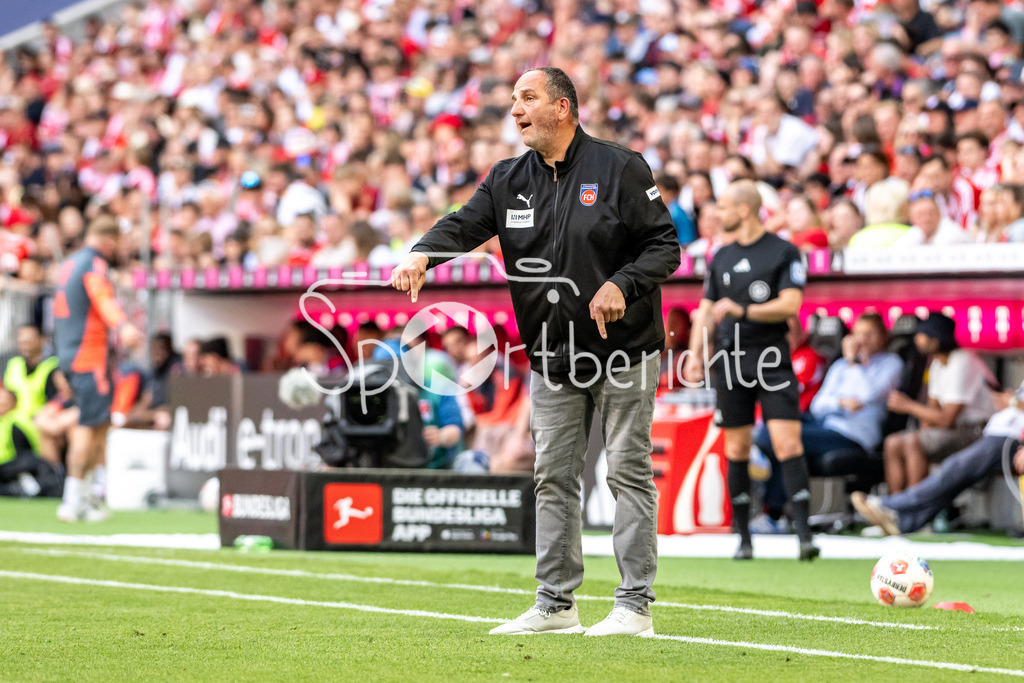 FC Bayern München - 1. FC Heidenheim | MUNICH, GERMANY - 02. MAI: im Bild  Frank SCHMIDT Trainer 1. FC Heidenheim / Einzelfoto / Freisteller während dem Bundesligamatch zwischen dem FC Bayern München und dem 1. FC Heidenheim am 32. Spieltag in der Allianz Arena / DFL REGULATIONS PROHIBIT ANY USE OF PHOTOGRAPHS AS IMAGE SEQUENCES AND/OR QUASI-VIDEO