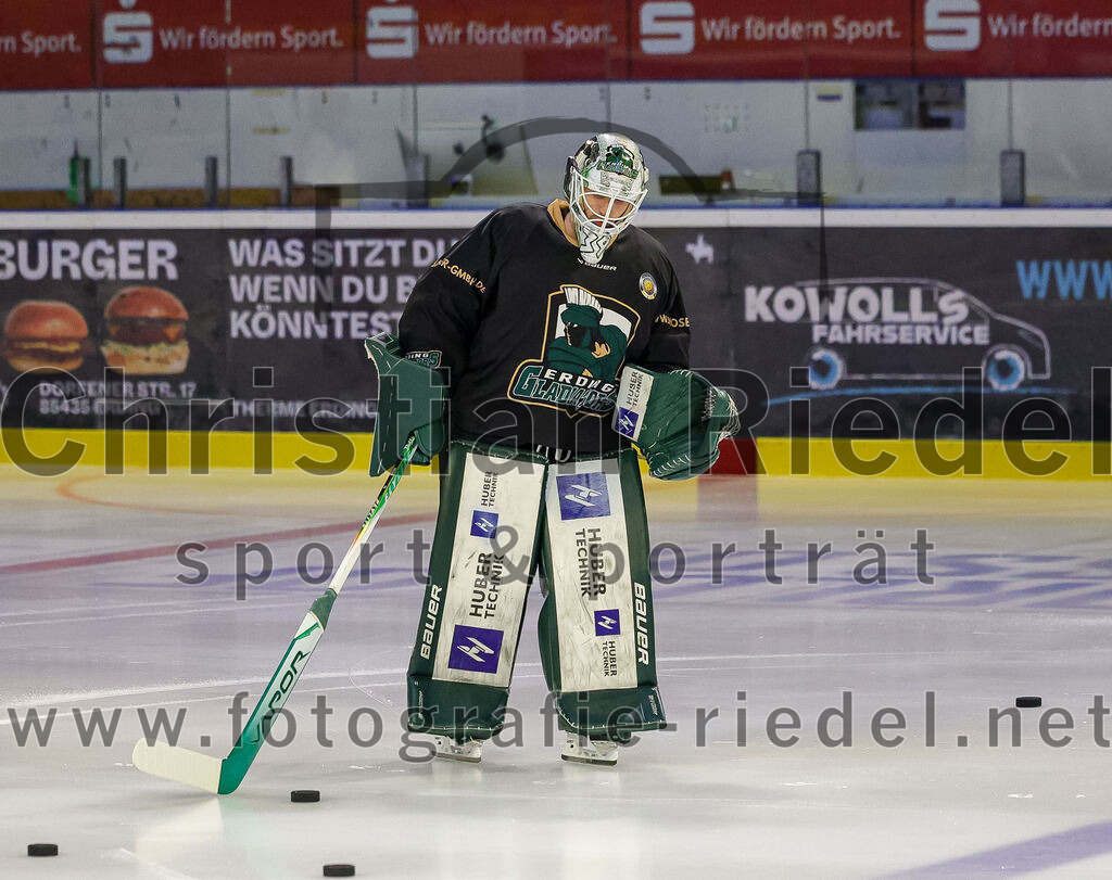 2025-11-30_009_TSV_Erding_gegen_EC_Peiting | Erding, Deutschland, 30.11.2025:Eishockey, Oberliga Süd 2025 / 2026, 22. Spieltag, TSV Erding gegen EC Peiting, Endergebnis: 5:1Torwart Leon Meder (Erding Gladiators, #39)Foto: Christian Riedel / fotografie-riedel.net