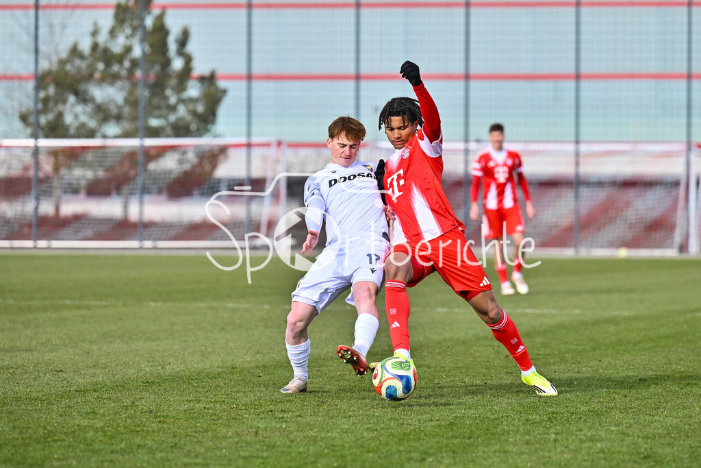 FC Bayern Amateure - FC Viktoria Pilsen U23 | MUNICH, GERMANY - 03. FEBRUARY: im Duell Julien YANDA (FC Bayern München II 3) und einem Spieler von Viktoria Pilsen während dem Testspiel zwischen den Amateuren des FC Bayern und dem FC Viktoria Pilsen B am FC Bayern Campus