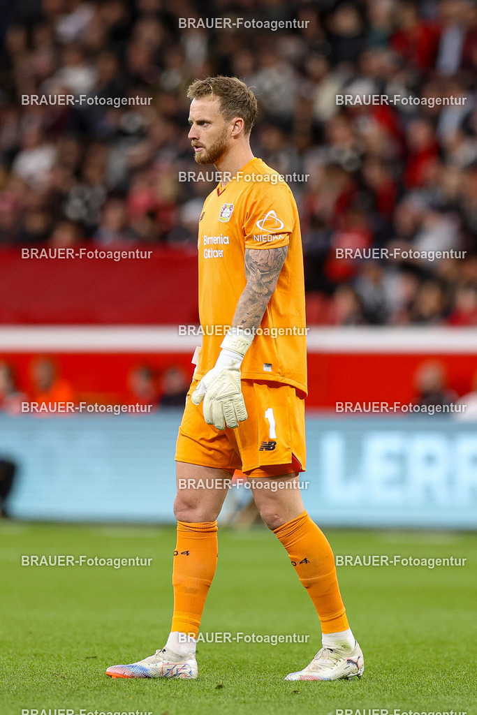 Bayer 04 Leverkusen vs Eintracht Frankfurt - Bundesliga  | Leverkusen, Deutschland, 12.09.25:   Mark Flekken (Bayer 04 Leverkusen) schaut waehrend des Spiels der Bundesliga zwischen  Bayer 04 Leverkusen vs Eintracht Frankfurt in der BayArena(Foto von Brauer-Fotoagentur / Adrian Schlueter)