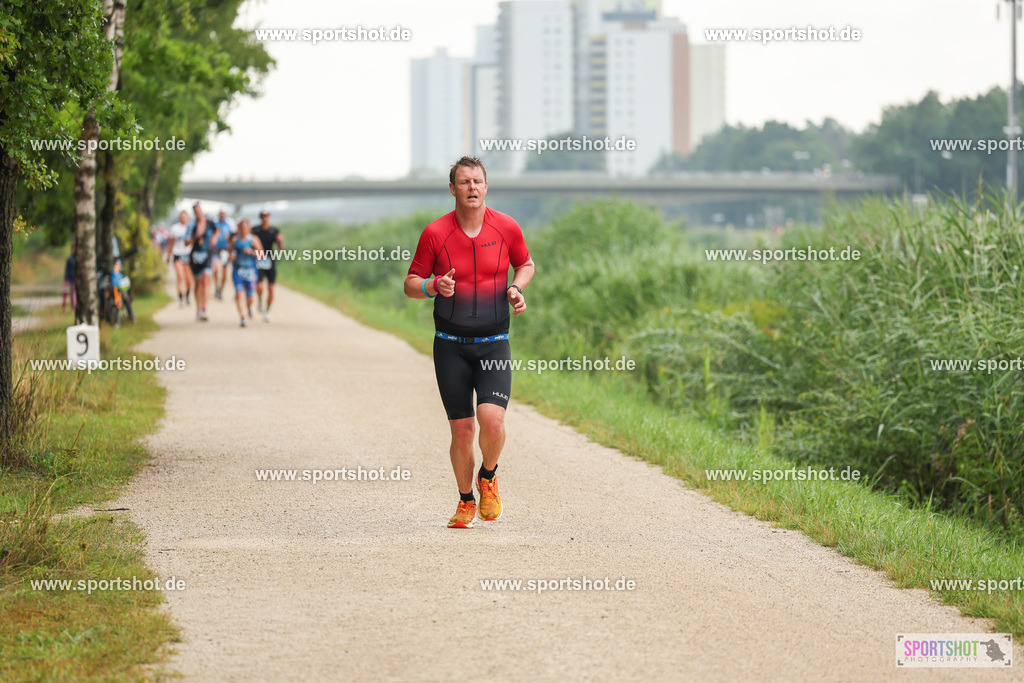 LUR_1903 | 34. M-net Erlanger Triathlon 2025 #erlangertriathlon  #mnettriathlon2025 #mnettriathlon #team #olympischedistanz #mitteldistanz #triathlon #maindonaukanal  #erlangertriathlon2025 #yourpictrs #tv1848 #tv1848erlangen  #triathlonbayern #sportinerlangen #demsportverbunden #sportshot_your_pictrs Copyright: www.sportshot.de