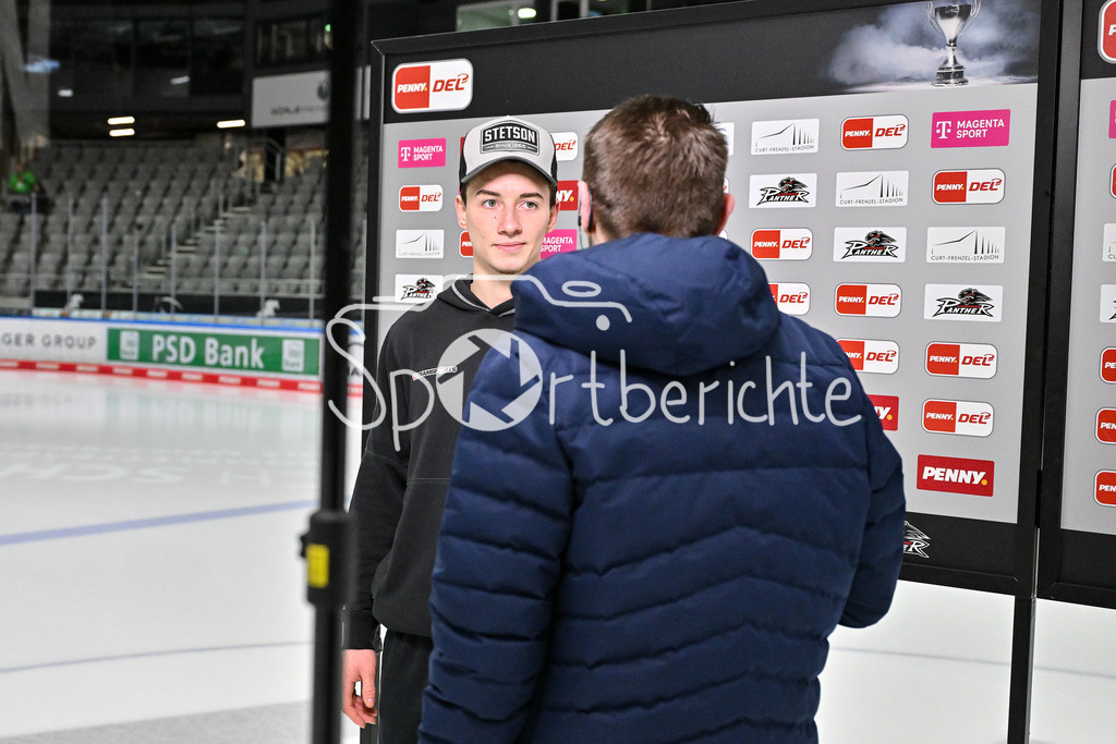 Augsburger Panther - Kölner Haie | Beim Interview von MagentaSport Kevin NIEDENZ (Koelner Haie #46) / Einzelfoto / Freisteller / DEL: Augsburger Panther - Koelner Haie, Curt Frenzel Stadion am 02.03.2025 / Alex KUNZ