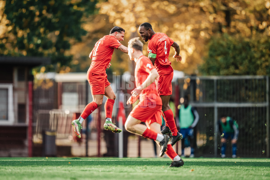 Fußball | Männer | Saison 2023/2024 | Regionalliga Nord | Eimsbütteler TV vs. Bremer SV | 29.10.2023 | v.l. Dominik Akyol (11, Eimsbütteler TV) und Samuel Abiodun Olayisoye (4, Eimsbütteler TV) in der Luft jubelnd nach dem 2:2 Ausgleich