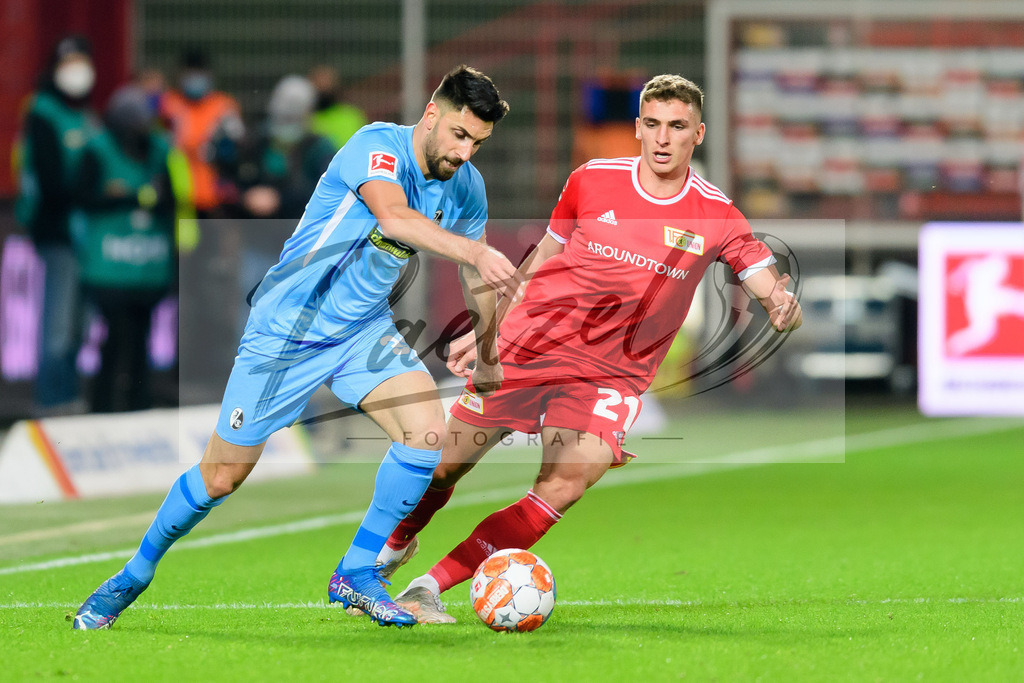 FCUFRE20211215_019 | Fussball, Herren: Vincenzo Grifo (SC Freiburg) und Grischa Proemel (1. FC Union Berlin) im Zweikampf bei dem Spiel der 1. Bundesliga zwischen 1. FC Union Berlin und SC Freiburg im Stadion An der Alten Foersterei am 15.12.2021 in Berlin, Deutschland.DFB / DFL REGULATIONS PROHIBIT ANY USE OF PHOTOGRAPHS AS IMAGE SEQUENCES AND/OR QUASI-VIDEO. - Realisiert mit Pictrs.com