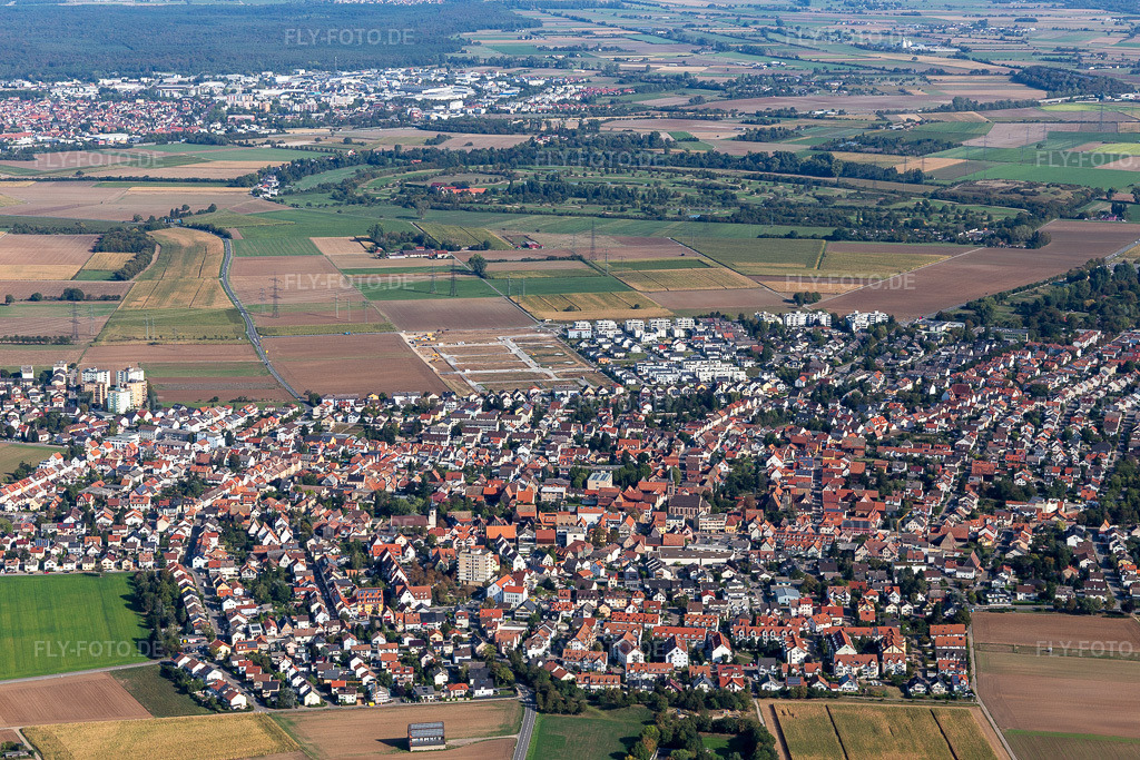 Luftbild: Ortsansicht der Straßen und Häuser der Wohngebiete in Heddesheim im Bundesland Baden-Württemberg in Deutschland. Foto: IMG_122733.jpg vom 11.09.2020 durch Werner Riehm/FLY-FOTO.de