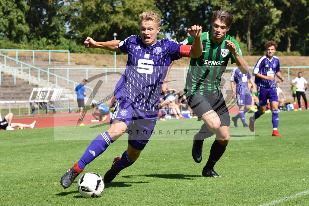 20180804_OSNSCP_0007 | Fußball, A-Junioren: Mattes Hehr (VfL Osnabrück), links in Aktion, am Ball, Einzelaktion beim Testspiel zwischen VfL Osnabrück vs. SC Preußen Münster am 04.08.2018 im Sportpark Illoshöhe in Osnabrück, Deutschland.(Foto von Nico Paetzel) - Realisiert mit Pictrs.com