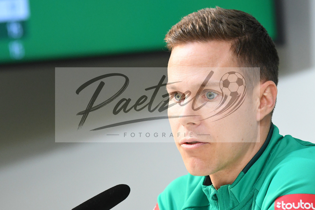 20200129_PKSVWB_0004 | Fußball, Herren: Niklas Moisander (SV Werder Bremen) schaut bei der Pressekonferenz des SV Werder Bremen am 29.01.2020 im wohninvest Weserstadion in Bremen, Deutschland.(Foto von Nico Paetzel) - Realisiert mit Pictrs.com