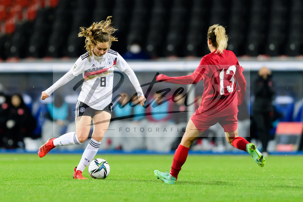 GERTUR20211126_157 | Fussball, Frauen: Jana Feldkamp (Germany) und Birguel Sadikoglu (Turkey) im Zweikampf bei dem Spiel der WM-Qualifikation zwischen Deutschland und Tuerkei im Eintracht-Stadion am 26.11.2021 in Braunschweig, Deutschland. - Realisiert mit Pictrs.com