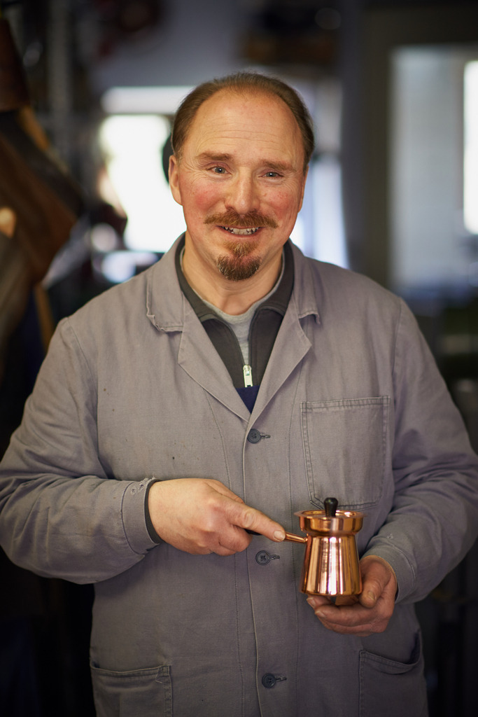 effenberger metalldruecker | Waidhofen an der Thaya, Austria - April 02, 2016: Effenberger Metalldruecker; Herr Rudolf Effenberger mit der Mokkakanne in der Hand. - Realisiert mit Pictrs.com
