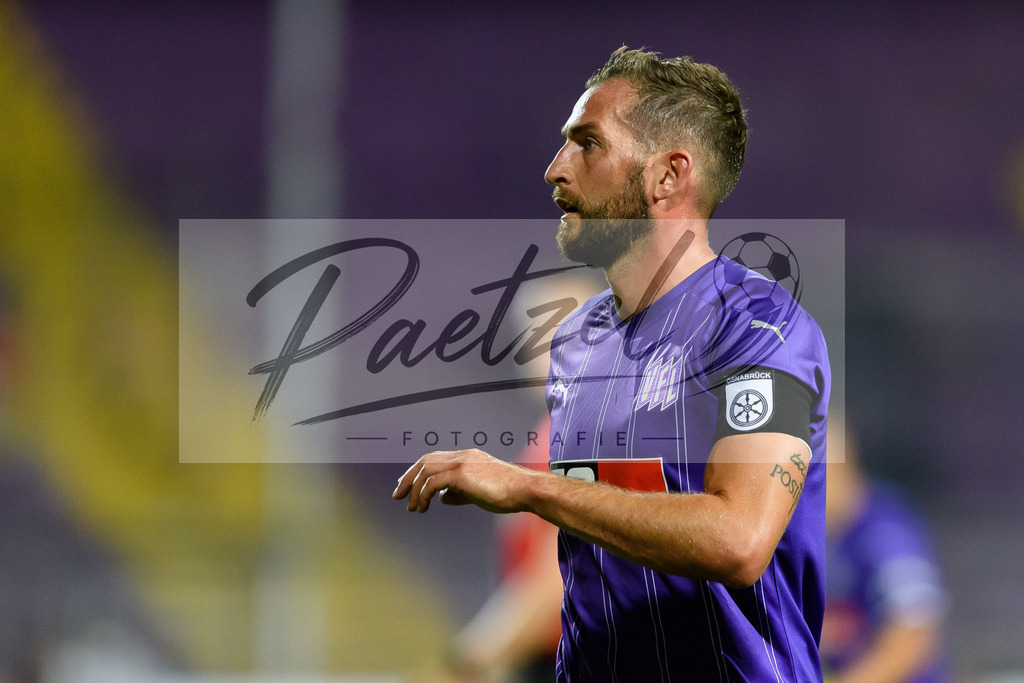 OSNVKO2021090620210906_200 | Fussball, Herren: Marc Heider (VfL Osnabrueck) schaut beim Spiel der 3. Liga zwischen VfL Osnabrueck und FC Viktoria Koeln im Stadion an der Bremer Bruecke am 06.09.2021 in Osnabrueck, Deutschland.DFB / DFL REGULATIONS PROHIBIT ANY USE OF PHOTOGRAPHS AS IMAGE SEQUENCES AND/OR QUASI-VIDEO. - Realisiert mit Pictrs.com