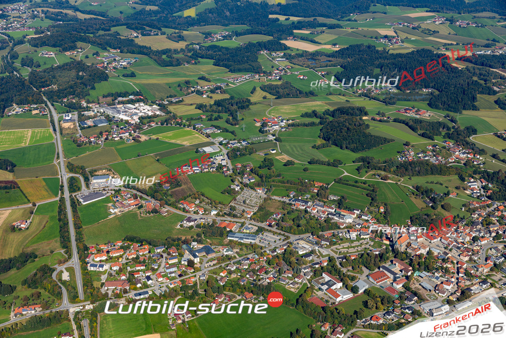 Die Luftaufnahme Hötzendorf - Tittling wurde 2021 mittels Flugzeug (keine Drohne) erstellt. Hohe Auflösung -für große Poster und Wandbilder geeignet!