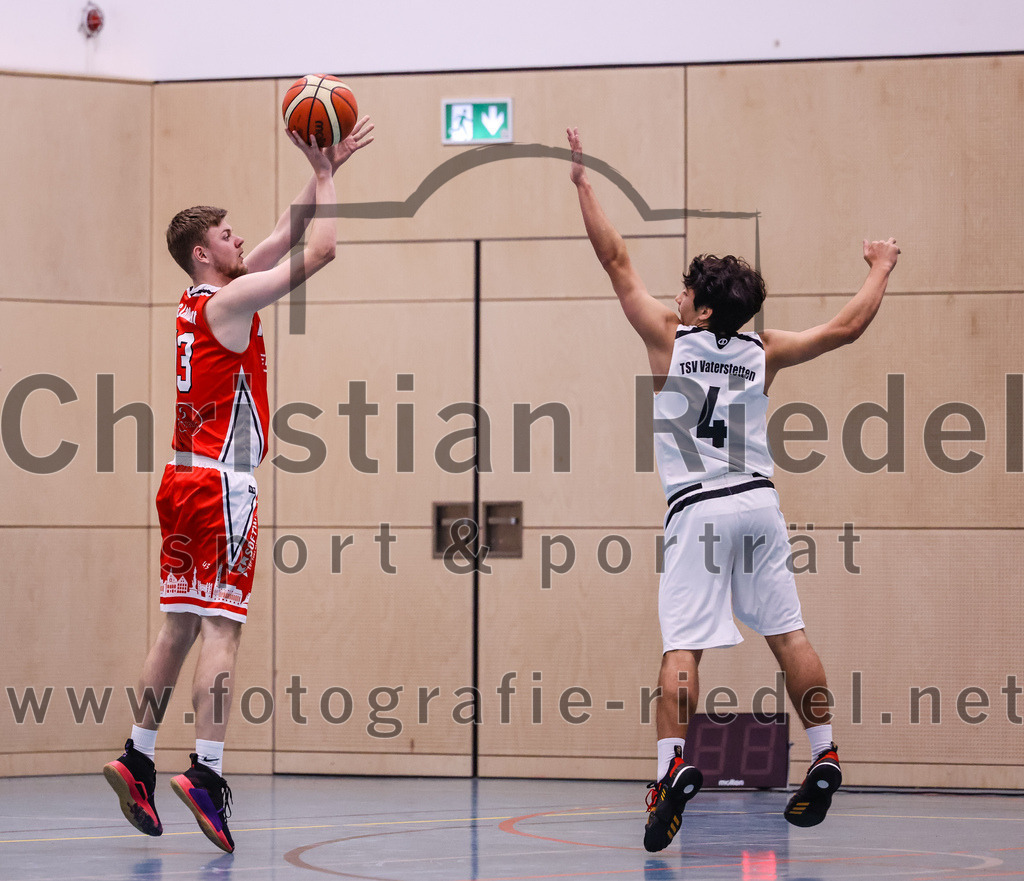 2022-12-03_105_TSV_Vaterstetten_gegen_TG_Landshut | Vaterstetten, Deutschland, 03.12.2022:
Basketball, Bayernliga Herren Südost 2022 / 2023, 7. Spieltag, TSV Vaterstetten gegen TG Landshut, Endergebnis: 71:78

 (TG Landshut, #13), Benicio Trinidad Paz (TSV Vaterstetten, #4)

Foto: Christian Riedel / fotografie-riedel.net