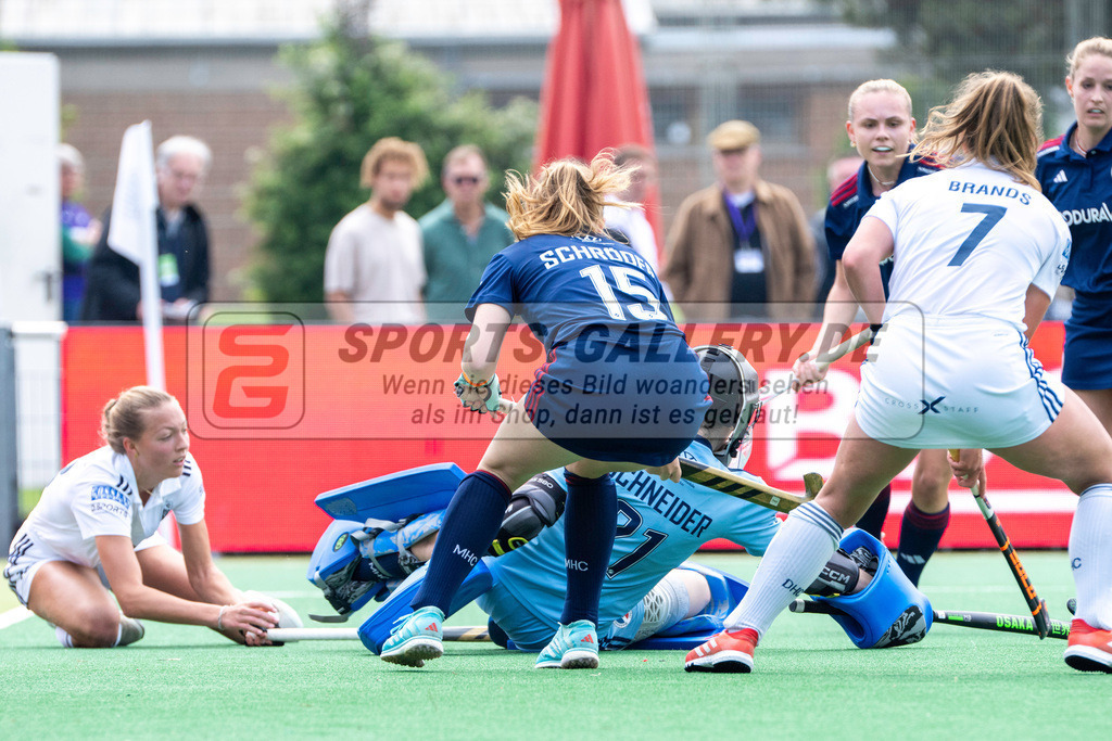 Final4_20240519-1229-0016 | Bonn, Deutschland, 19.05.2024: Lisa Schneider (Mannheimer HC), Paula Schroeder (Mannheimer HC), Mabel Brands (Duesseldorfer HC) in Aktion waehrend des Spiels der Deutsche Feldhockey-Meisterschaften 2024 zwischen Final 4 Damen Finale Düsseldorfer HC - Mannheimer HC im Bonner THV am 19.05.2024 in Bonn, Deutschland. (Foto von Stephan Fehrmann)

Bonn, Germany, 19.05.2024: Lisa Schneider (Mannheimer HC), Paula Schroeder (Mannheimer HC), Mabel Brands (Duesseldorfer HC) in action during the game of Deutsche Feldhockey-Meisterschaften 2024 between Final 4 Damen Finale Düsseldorfer HC - Mannheimer HC in Bonner THV at 19.05.2024 in Bonn, Deutschland. (Foto from Stephan Fehrmann)