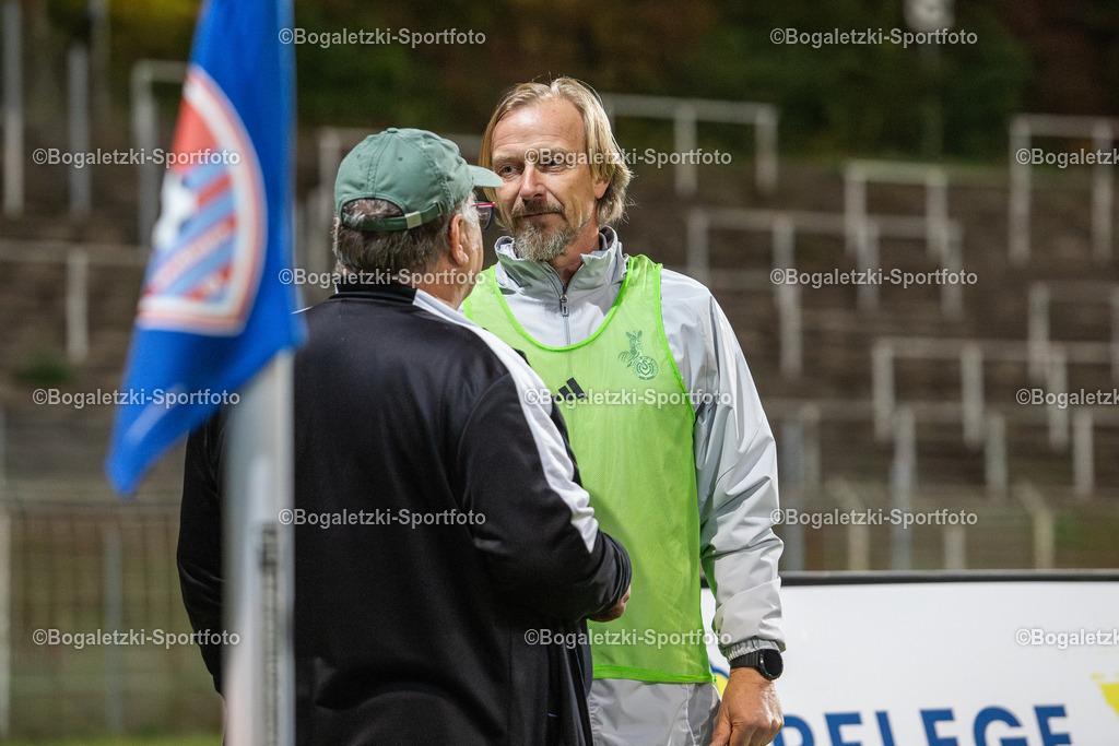 Athletiktrainer Thomas Klimmeck | 15.10.2025, Fußball, Niederrheinpokal, 3.Runde, KFC Uerdingen - MSV Duisburg: Athletiktrainer Thomas Klimmeck (MSV Duisburg) unterhält sich mt einer Person vom KFC Uerdingen - Realisiert mit Pictrs.com
