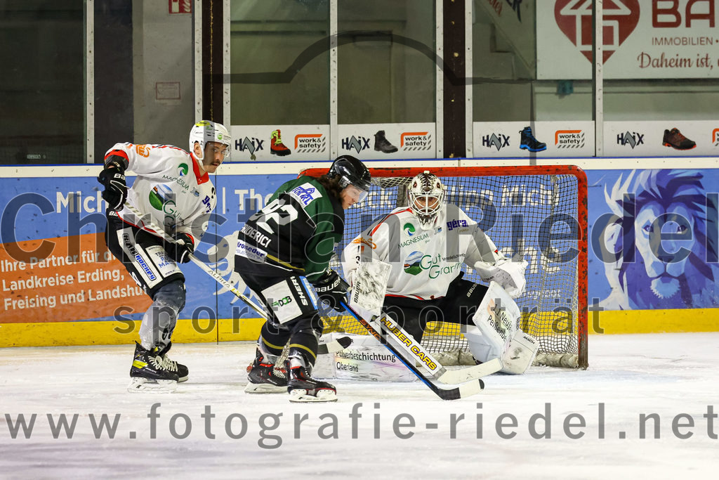 2022-11-04_093_Eishockey_TSV_Erding_gegen_TSV_Peissenberg | Erding, Deutschland, 04.11.2022:
Eishockey, Bayernliga 2022 / 2023, 10. Spieltag, TSV Erding gegen TSV Peißenberg, Endergebnis: 4:3

Marius von Friderici-Steinmann (Erding Gladiators, #92), Torwart Korbinian Sertl (TSV Peissenberg, #31)

Foto: Christian Riedel / fotografie-riedel.net